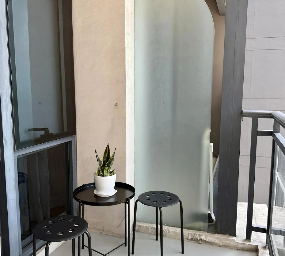 Sky-High Studio With Netflix, Sunset View, And Disney Manila