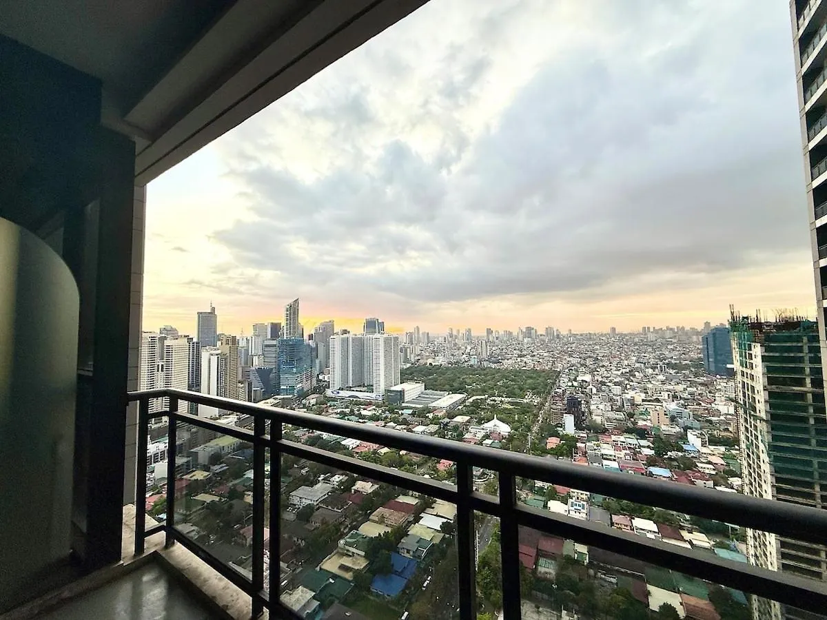 Sky-High Studio With Netflix, Sunset View, And Disney Manila