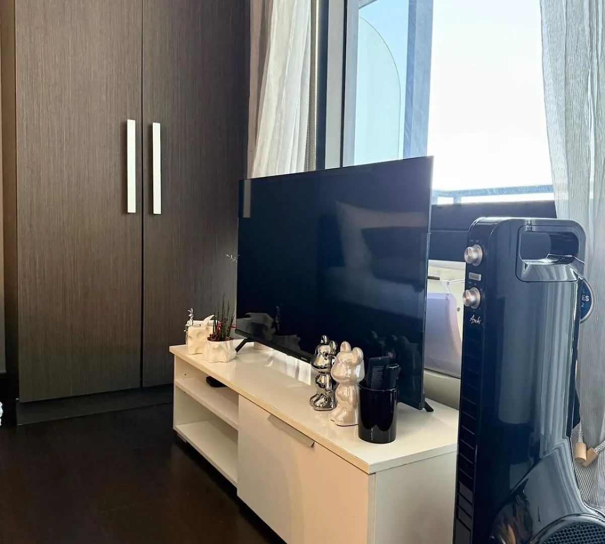 Sky-High Studio With Netflix, Sunset View, And Disney Manila Philippines